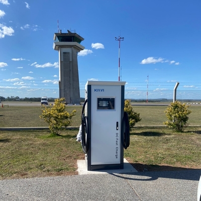 Publiczna stacja ładowania pojazdów elektrycznych na zewnątrz z interfejsem CCS typu 2 CHAdeMO