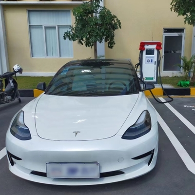 Publiczna stacja ładowania pojazdów elektrycznych na zewnątrz z interfejsem CCS typu 2 CHAdeMO