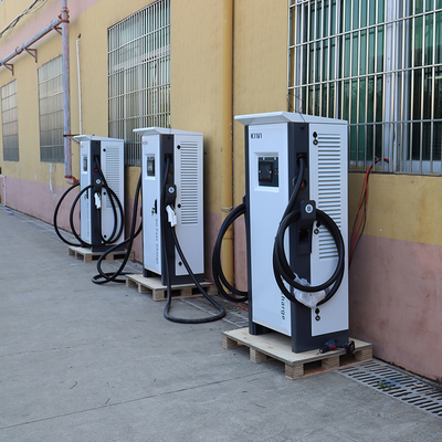 Stacja szybkiego ładowania 120kw 3 fazowa Elektryczna Elektryczna Stacja szybkiego ładowania Chademo CCS1 CCS Typ 2 Szybkie ładowarki elektryczne DC